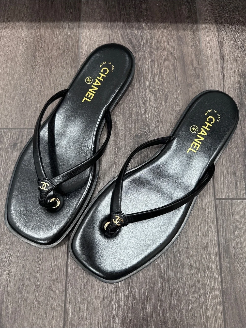 2026 CHANEL Black leather GOLD CC Logo FLIP FLOP Slides Flat Sandals 41.5C BLAZY